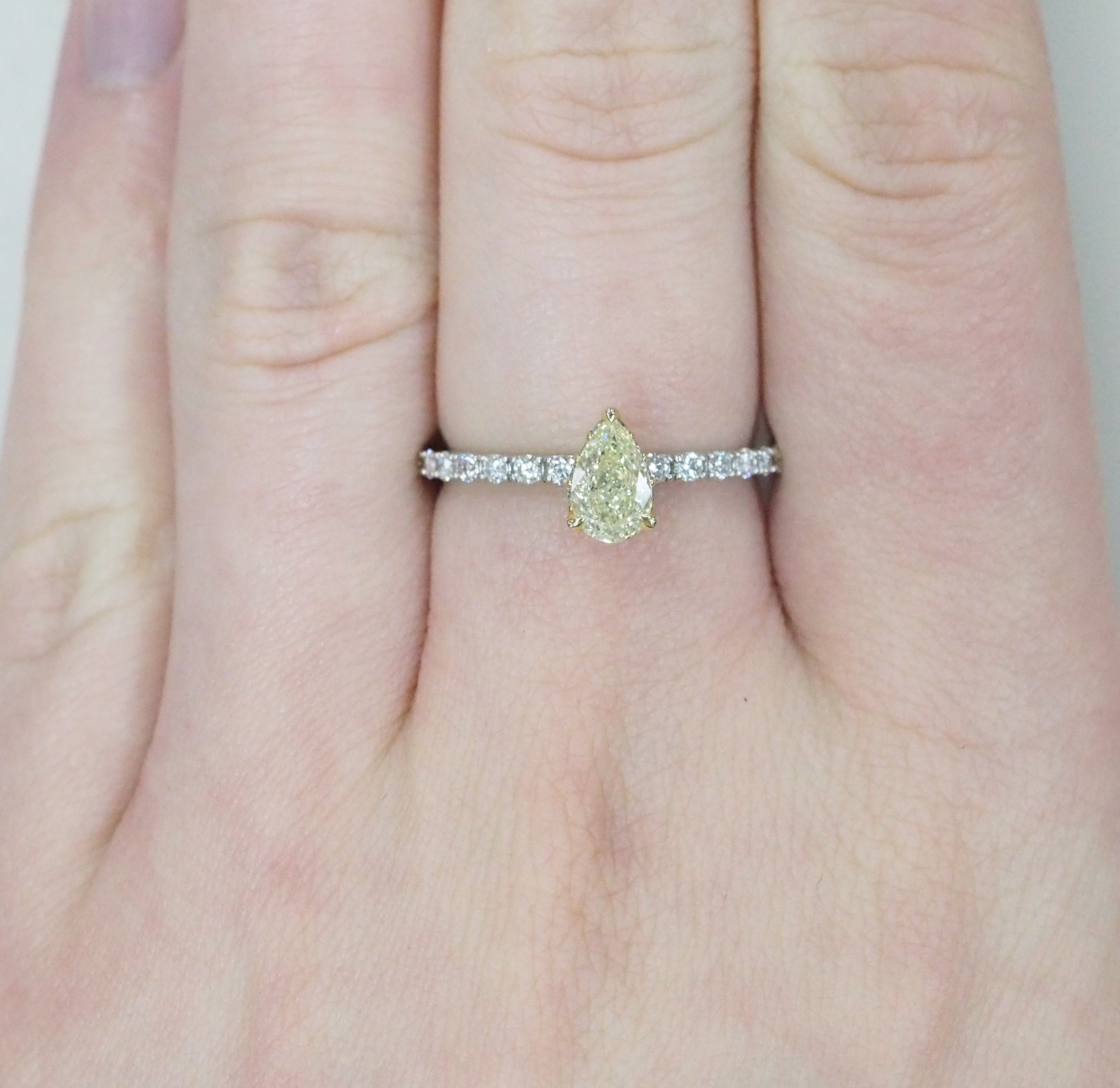 Кольцо из комбинированного золота с желтым бриллиантом